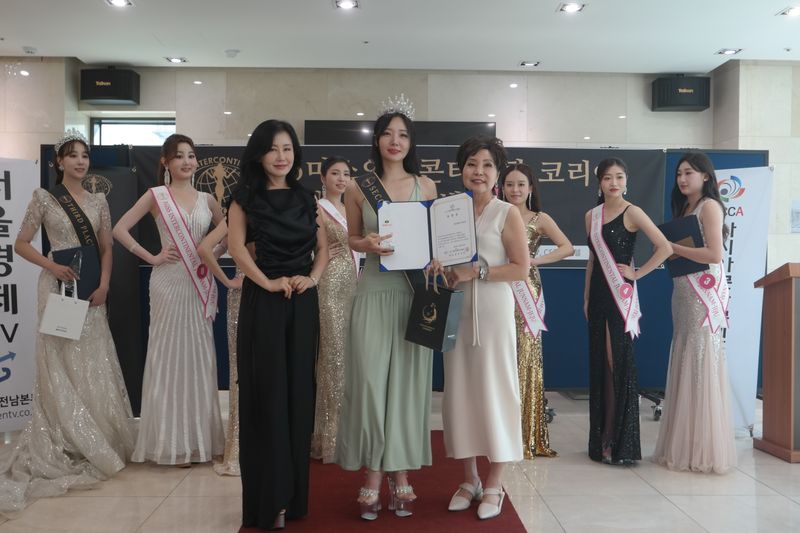 미스인터콘티네탈 전남,제주 에디션 2위 노원지양과 대홰프로듀서 민경희교수와 심사위원 박세연IUC남가주 방송예술원 교수가 함께 기념촬영을 하고 있다.수롸IUC