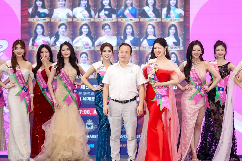 미스인터콘티넨탈 2025 참가번호 15번 노지원이 XHT GROUP Soltide브랜드상을 받고있다