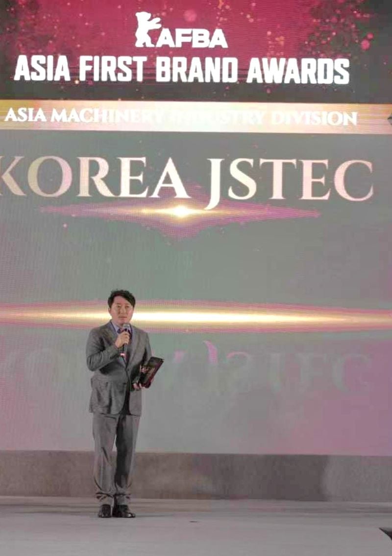 아시아 퍼스트 브랜드어워즈 코리아 제이에스텍  김진식 대표 수상소감 장면