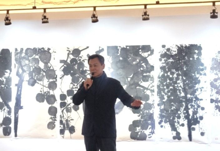 모청 우승우 작가의 오프닝 세레모니 인사말 장면