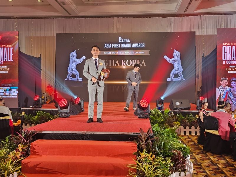 수상 직후 수상 소감 준비중인 주.지티아의 김지영 대표이사