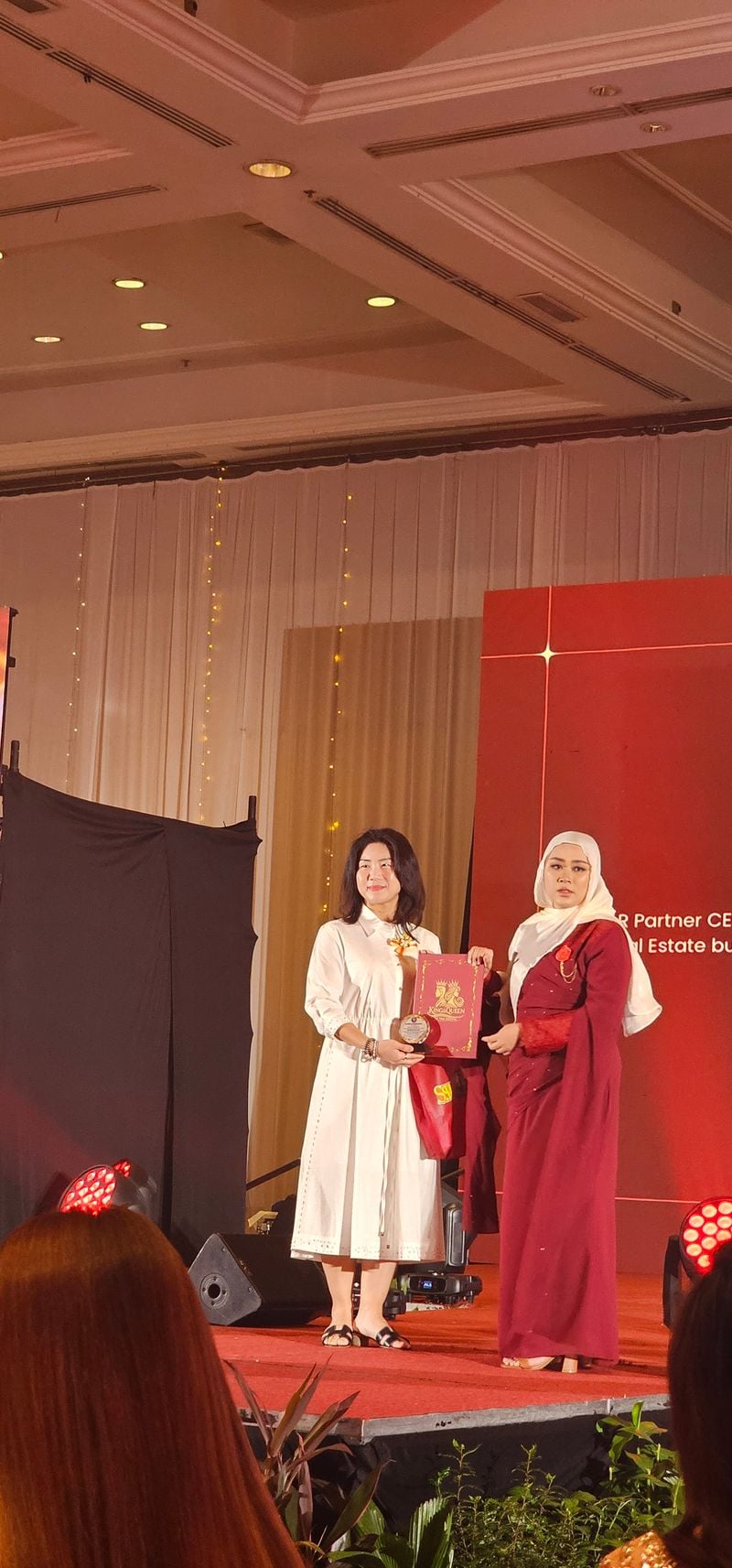 말레이시아 사바 관광청으로부터 심사위원 위촉패를 받고있는 알앤알파트너스 이차영대표이사