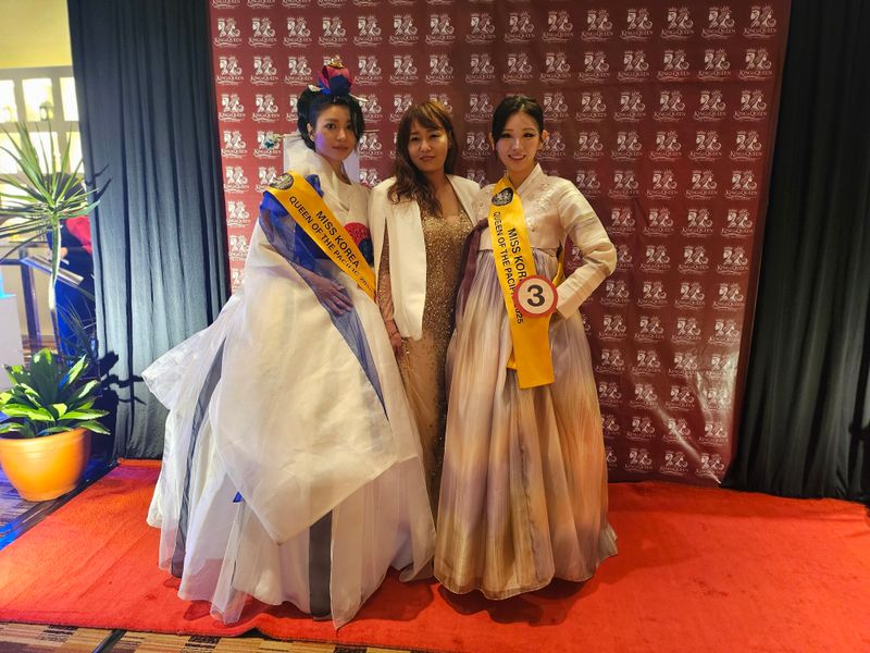 시상식 이벤트 킹앤퀸 한국 참가자 박진아와 이서율 후보자와의 기념촬영 