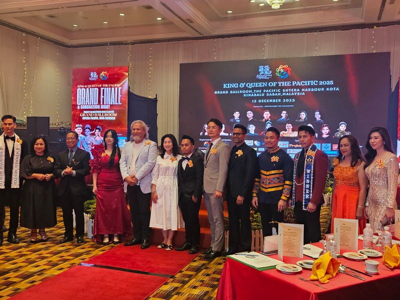 대회 수상자들과 심사위원들의 합동 기념 촬영 