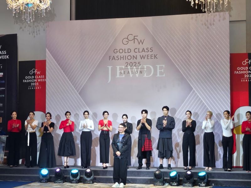 골드클래스 패션위크 시즌7 쥬드주얼리 패션쇼 피날레 인사중인 오석진 대표이사.