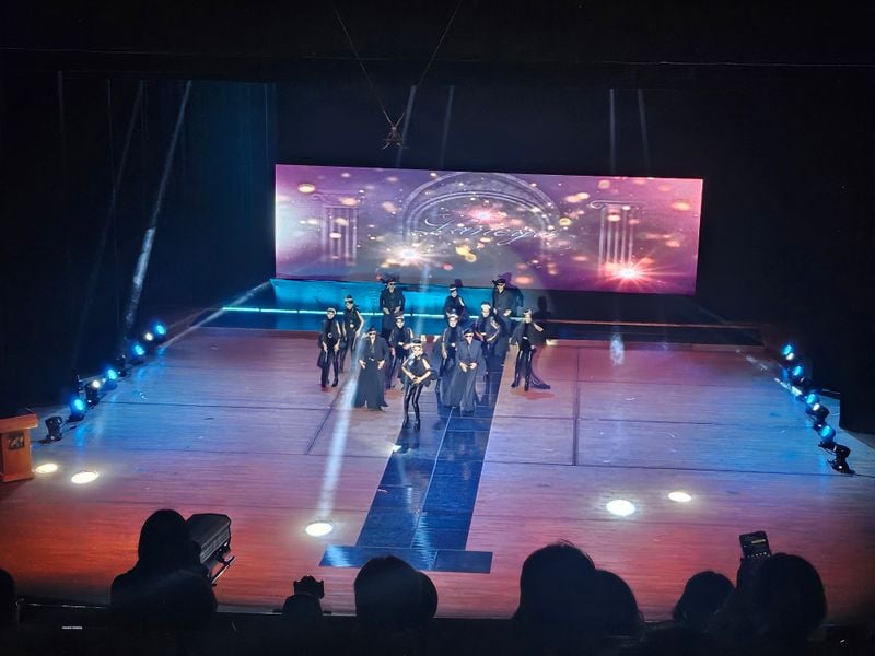 랑유 퍼포먼스팀의 군무와 패션 퍼레이드