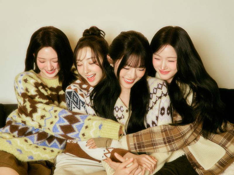 걸그룹 하이키(H1-KEY)가 새 미니앨범으로 돌아온다.  하이키(서이, 리이나, 휘서, 옐)는 오는 3월 5일 오후 6시 다섯 번째 미니앨범 ‘LOVECHAPTER(러브챕터)’를 발매한다.   ‘LOVECHAPTER’는 하이키가 지난해 6월 발매한 미니 4집 ‘Lovestruck(러브스트럭)’ 이후 약 9개월 만에 선보이는 새 미니앨범이다.  올해 1월에는 신곡 ‘세상은 영화 같지 않더라’를 발매하고 겨울과 어울리는 포근한 감성으로 따스한 위로를 선사