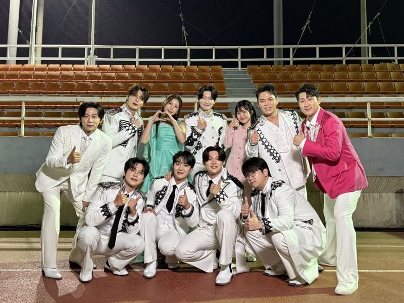 트롯 스타들이 총출동해 진해의 봄밤을 뜨거운 축제의 장으로 완성했다.  ‘미스터트롯2’ 나상도와 ‘미스터트롯3’ TOP7(김용빈, 손빈아, 천록담, 춘길, 최재명, 남승민, 추혁진), 그리고 10위를 기록한 남궁진을 비롯해 ‘미스트롯4’ 이소나, 홍성윤이 지난 3일 오후 5시 진해공설운동장에서 개최된 ‘체리블라썸뮤직페스티벌’ 무대에 올랐다.  ‘체리블라썸뮤직페스티벌’은 3월 27일부터 4월 5일까지 진행된 진해 군항제 기간 중 펼쳐진 예술 공연으로, 4