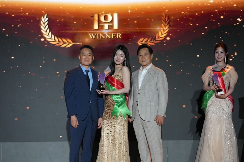대구에디션 1위 수상자 김아인과 시상자 유석종 대회장 및 손경찬 대구광역일보 회장  