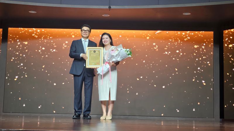 대한민국 한류뮨화 산업대상 사회공헌부문 메가인포 이서현단장과 시상자 이상원 대회장