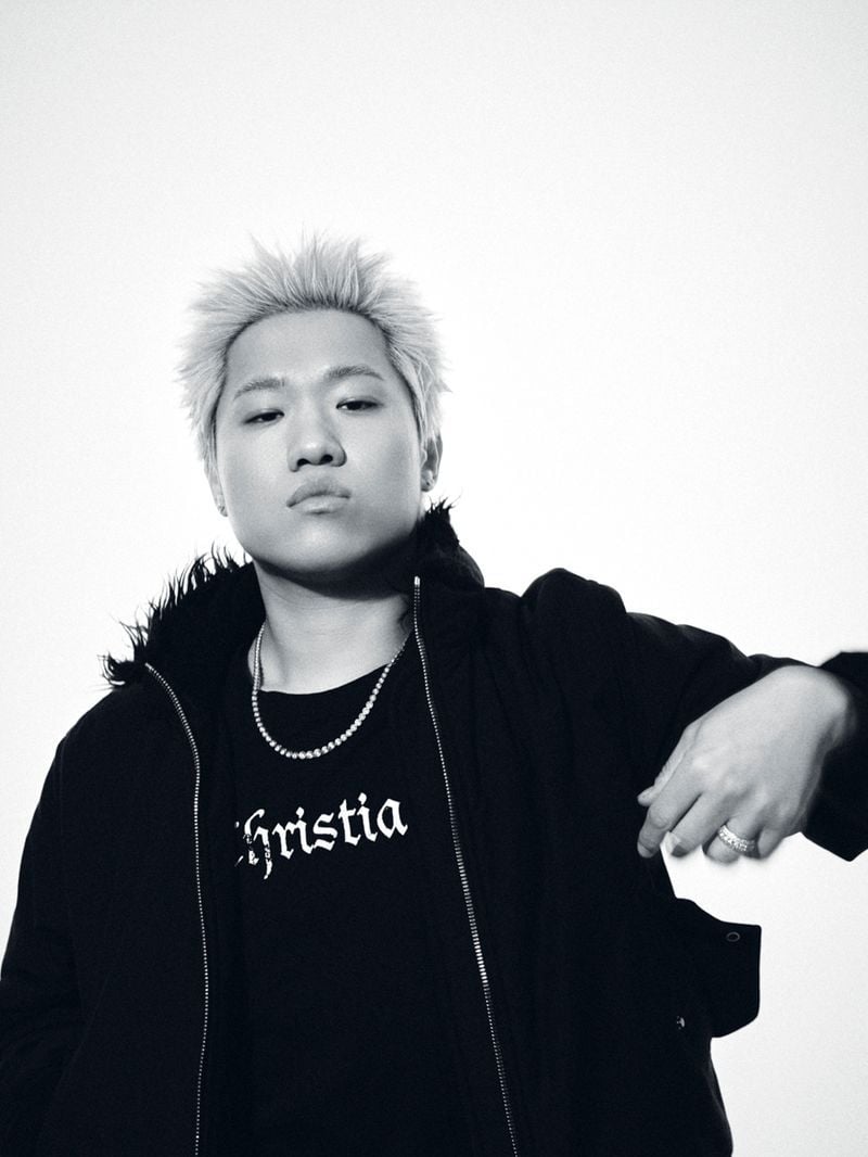 힙합 크루 오카시(OKASHII) 소속 래퍼 제프리 화이트(Jeffrey White)가 다채로운 감성의 음악을 선보인다.  제프리 화이트는 2일 오후 6시 각종 온라인 음원사이트를 통해 정규앨범 'WHO CARES?(후 케어스?)'를 발매한다.  'WHO CARES?'는 솔직한 가사와 역동적인 사운드로 주변의 시선과 한계에 얽매이지 않고 자신이 원하는 길에 과감히 도전하자는 메시지를 담은 앨범이다.  제프리 화이트는 도전과 좌절마저도 자신의 삶을 만들어