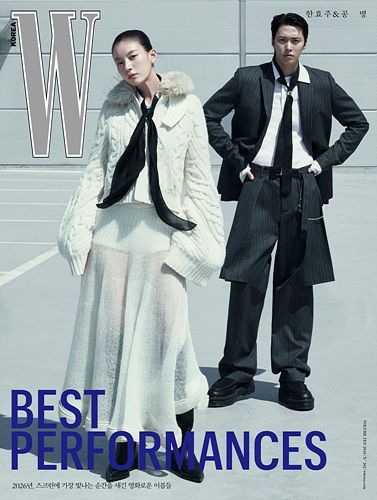 배우 한효주와 공명이 패션 매거진 더블유 코리아(W KOREA)와 함께한 10월 호 ‘베스트 퍼포먼스’ 커버 화보를 공개했다. 이번 화보에서는 두 배우가 가진 깊이 있는 분위기와 자연스러운 케미스트리를 담아냈다. 각자의 자리에서 꾸준히 변화하며 자신만의 연기 세계를 구축해온 두 사람의 현재를 통해, 앞으로 펼쳐갈 새로운 행보에 대한 기대감을 높였다. 공개된 화보 속 한효주와 공명은 사카이(sacai) 특유의 하이브리드 미학이 담긴 2026 가을-겨울