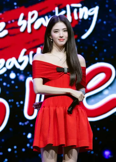배우 한소희, 방콕 팬미팅 성료...부쉐론 주얼리로 뽐낸 고혹미