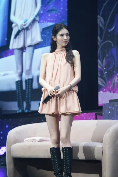 배우 한소희, 도쿄 팬미팅 무대서 또 한 번 입증한 ‘스타일 아이콘’