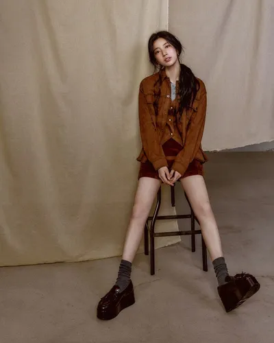 수지, 자유와 시크를 입다…게스 25 가을 화보 속 ‘보호 시크’ 완벽 재현