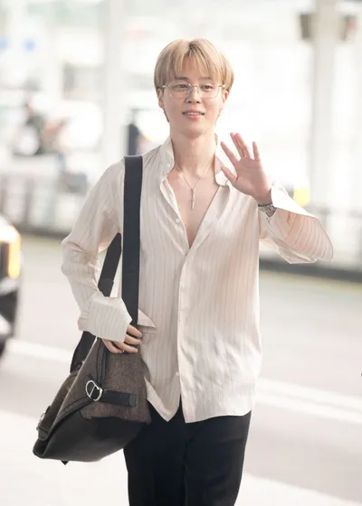 BTS 지민, 클래스가 다른 출국길...핑크 셔츠로 완성한 스윗美