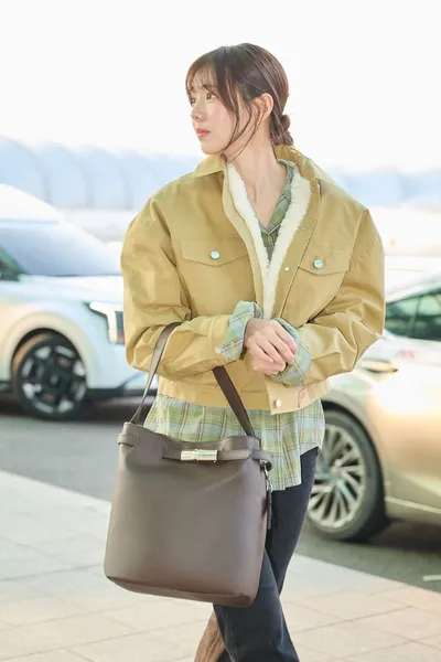 채수빈, 공항 밝히는 미모로 눈길 끈 우아한 공항패션