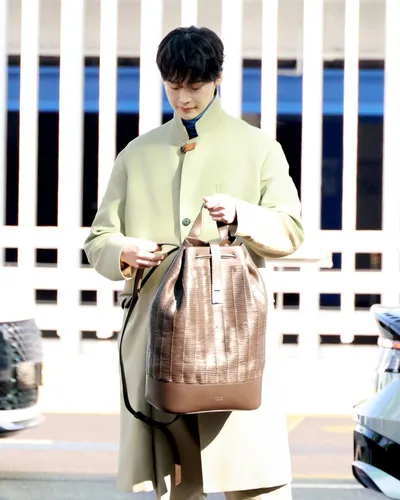 배우 이종석, 페라가모 26FW 패션쇼 참석차 밀라노 출국... '독보적 아우라'