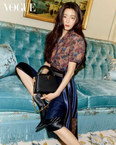 배우 전지현, 루이 비통 2026 여성 봄-여름 컬렉션과함께한 '보그' 4월호 화보 공개