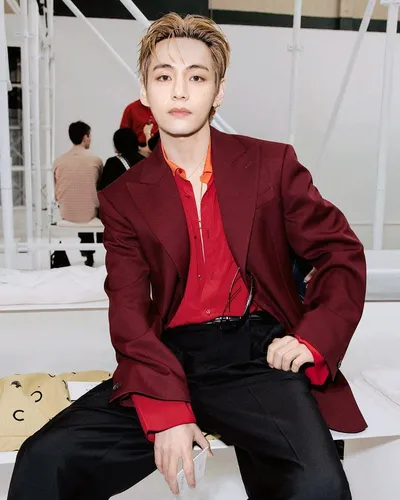 방탄소년단 뷔, 셀린느 2027 봄-여름 남성 컬렉션 쇼 참석… 파리 밝힌 글로벌 존재감