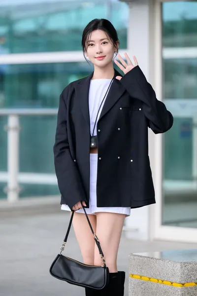 배우 정소민, 파리 출국길 포착…‘블랙 & 화이트’ 공항패션 눈길