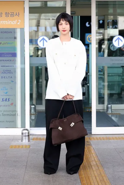 나나, 페라가모 27SS 패션쇼 참석 차 출국...공항패션 눈길