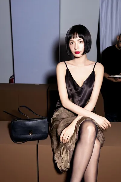 페라가모, 2027 봄·여름 컬렉션 공개… 밀라노 패션위크 빛낸 나나 참석
