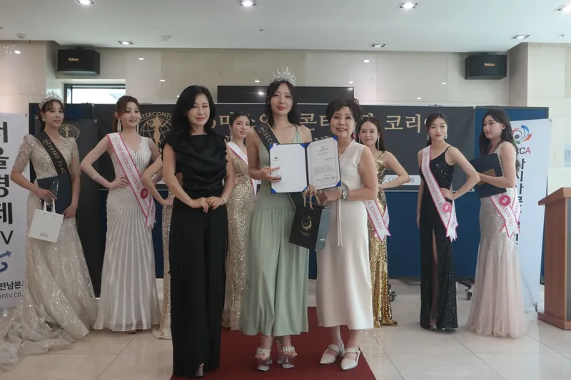 미스인터콘티네탈 전남,제주 에디션 2위 노원지양과 대홰프로듀서 민경희교수와 심사위원 박세연IUC남가주 방송예술원 교수가 함께 기념촬영을 하고 있다.수롸IUC